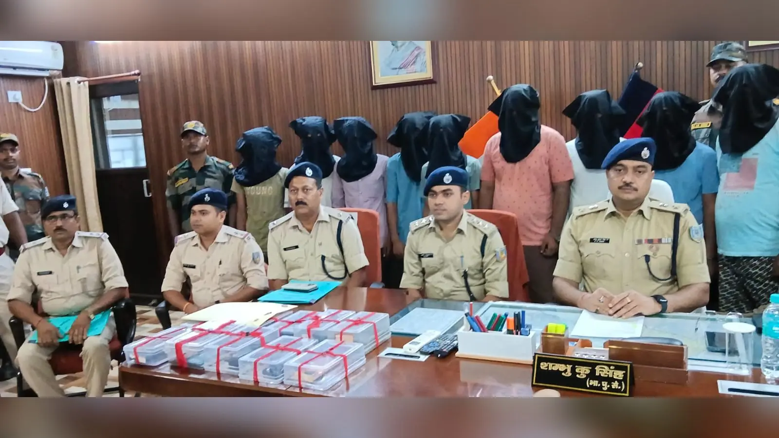 02 प्रेस कॉन्फ्रेंस करते एसपी शंभू कुमार सिंह व अन्य | Prabhat Khabar Network 02 प्रेस कॉन्फ्रेंस करते एसपी शंभू कुमार सिंह व अन्य | Prabhat Khabar Network