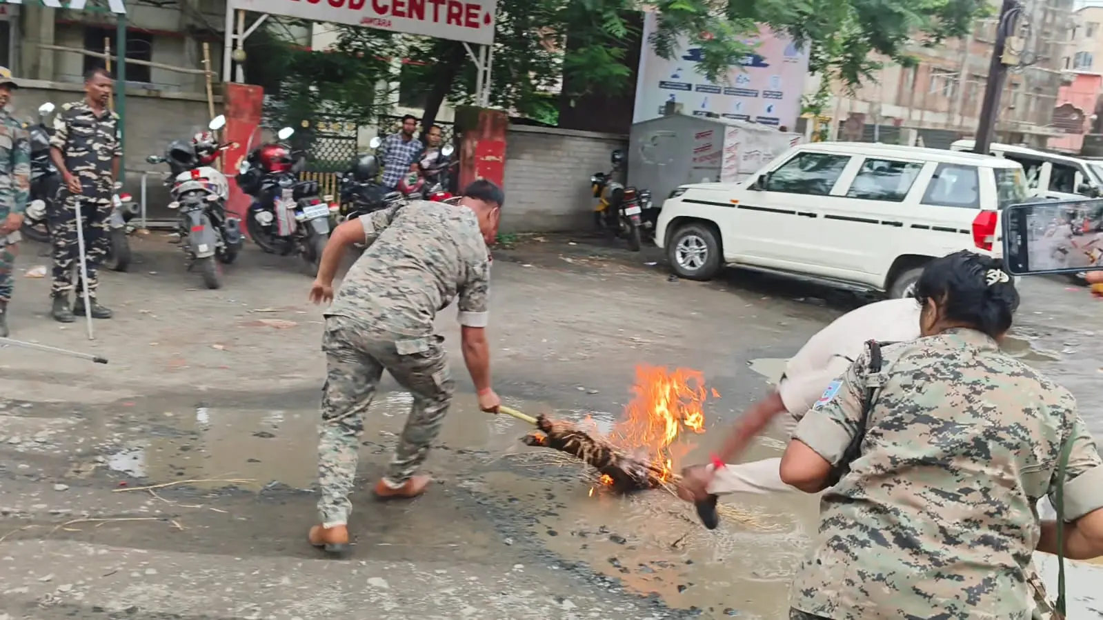 - 11 पुतला दहन कार्यक्रम में एक दूसरे से भिड़ते कार्यकर्ता व पुलिस, 12 पुतला को छीनकर ले जाते पुलिस कर्मी | Prabhat Khabar Network - 11 पुतला दहन कार्यक्रम में एक दूसरे से भिड़ते कार्यकर्ता व पुलिस, 12 पुतला को छीनकर ले जाते पुलिस कर्मी | Prabhat Khabar Network