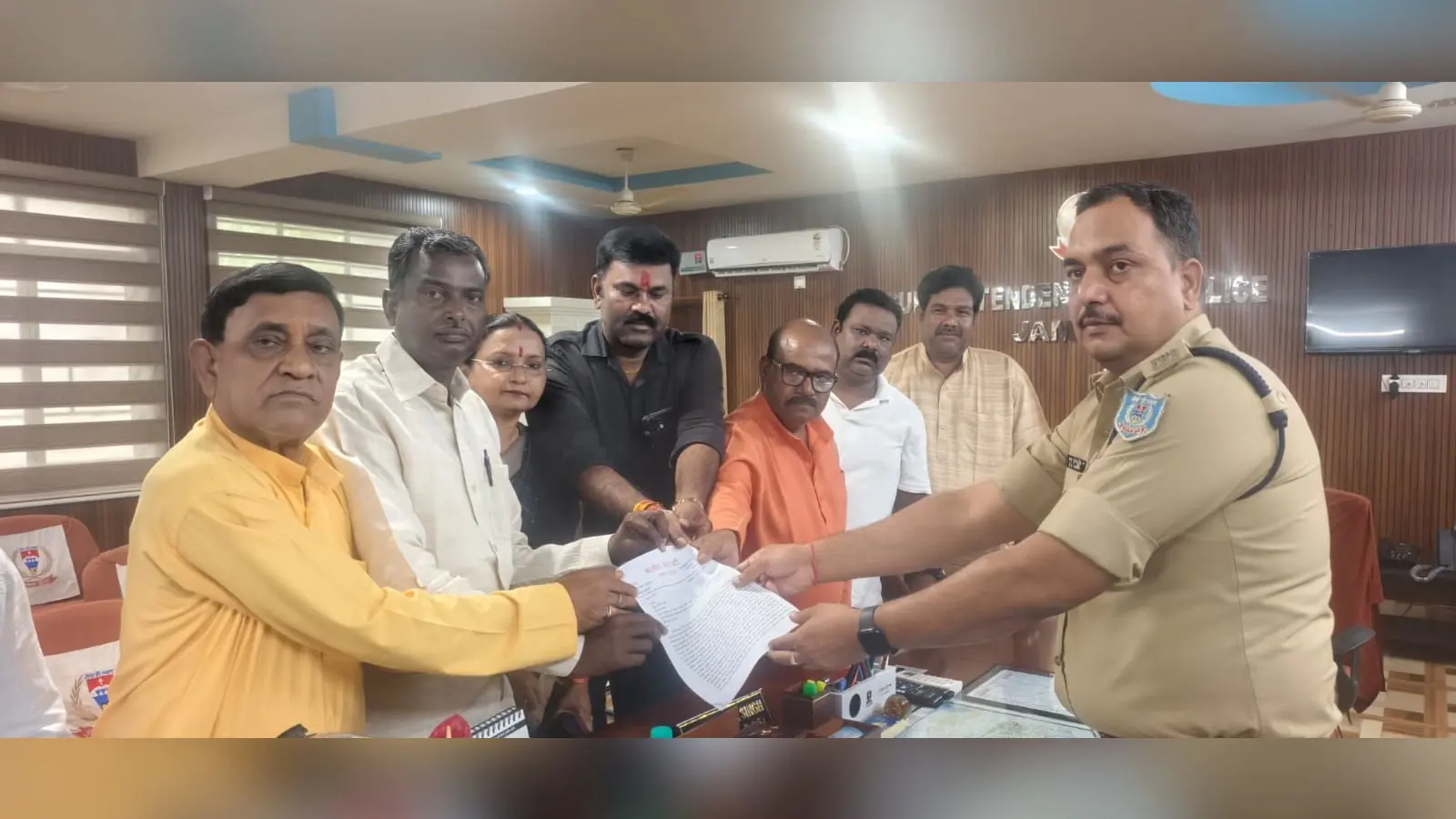 04 एसपी को ज्ञापन सौंपते पूर्व सांसद व अन्य | Prabhat Khabar Network 04 एसपी को ज्ञापन सौंपते पूर्व सांसद व अन्य | Prabhat Khabar Network