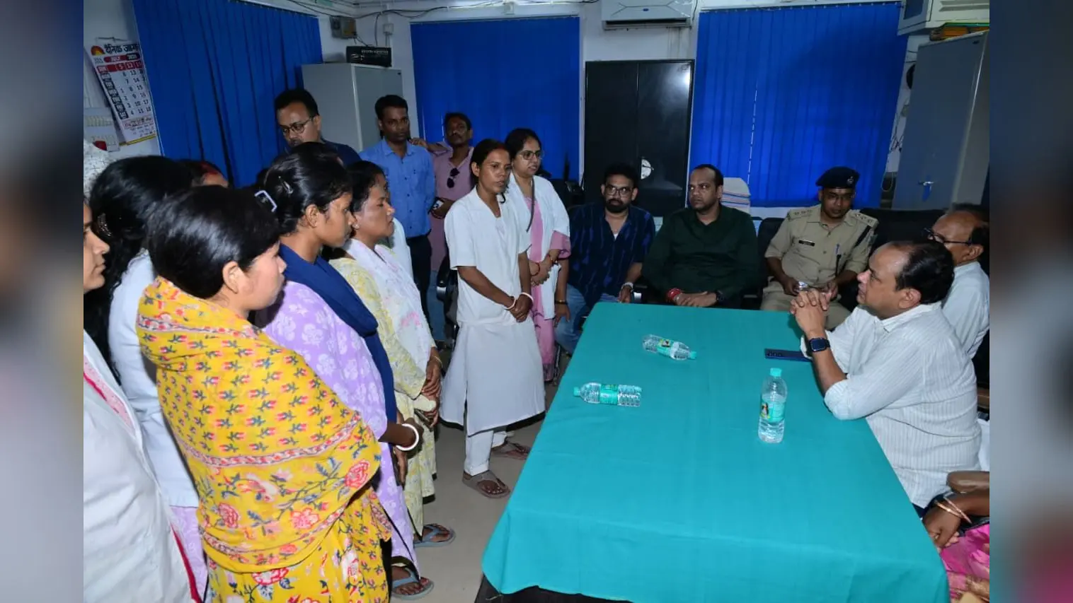 07 सदर अस्पताल में कर्मियों से बातचीत करते मंत्री डॉ इरफान अंसारी व अन्य | Prabhat Khabar Network 07 सदर अस्पताल में कर्मियों से बातचीत करते मंत्री डॉ इरफान अंसारी व अन्य | Prabhat Khabar Network