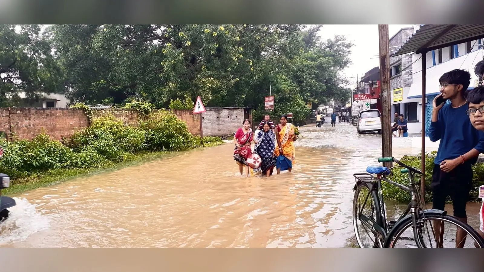 18जी 9- काशिदा के सड़कों पर जल भराव से परेशान ग्रामीण. 18जी 10-भारी बारिश से जलमग्न रेलवे कॉलोनी. 18जी 11- जलमग्न बिहारी कॉलोनी.फोटो: फोटो में नाम लिखा है. | Prabhat Khabar Network 18जी 9- काशिदा के सड़कों पर जल भराव से परेशान ग्रामीण. 18जी 10-भारी बारिश से जलमग्न रेलवे कॉलोनी. 18जी 11- जलमग्न बिहारी कॉलोनी.फोटो: फोटो में नाम लिखा है. | Prabhat Khabar Network