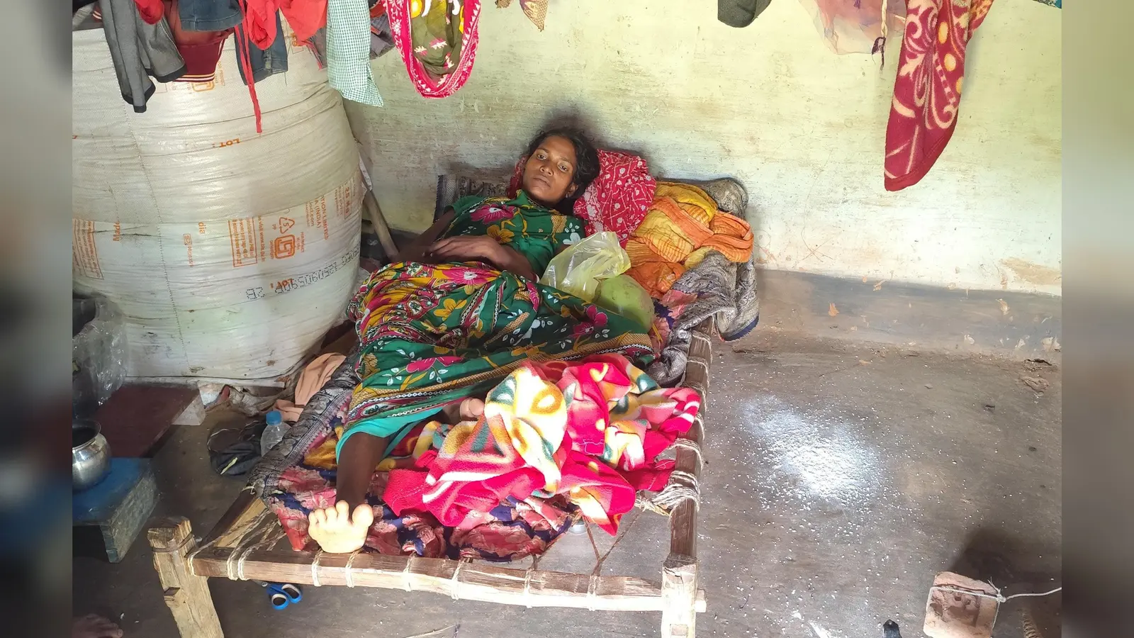 18जी 21- गुड़ाझोर के डुंगरीकुल्ही में खटिया पर पड़ी मलेरिया पीड़ित महिला. 18जी 22- मलेरिया जोन बीहड़ गांव गुड़ाझोर. 18जी 23- डुंगरीकुल्ही जाने वाली जंगलों से घिरी जर्जर पगडंडी सड़क18जी 24- स्वास्थ्य विभाग से जो दवा मिली वह दिखाते ग्रामीण | Prabhat Khabar Network 18जी 21- गुड़ाझोर के डुंगरीकुल्ही में खटिया पर पड़ी मलेरिया पीड़ित महिला. 18जी 22- मलेरिया जोन बीहड़ गांव गुड़ाझोर. 18जी 23- डुंगरीकुल्ही जाने वाली जंगलों से घिरी जर्जर पगडंडी सड़क18जी 24- स्वास्थ्य विभाग से जो दवा मिली वह दिखाते ग्रामीण | Prabhat Khabar Network