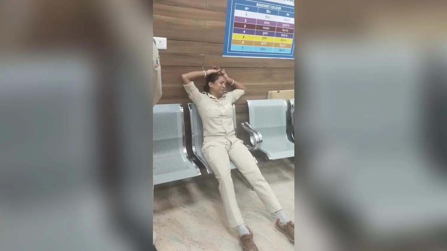चार माह से वेतन नहीं मिलने के कारण आर्थिक तंगी से गुजर रही महिला होमगार्ड ड्यूटी के दौरान अचानक फूट-फूटकर रोती | Prabhat Khabar Network चार माह से वेतन नहीं मिलने के कारण आर्थिक तंगी से गुजर रही महिला होमगार्ड ड्यूटी के दौरान अचानक फूट-फूटकर रोती | Prabhat Khabar Network