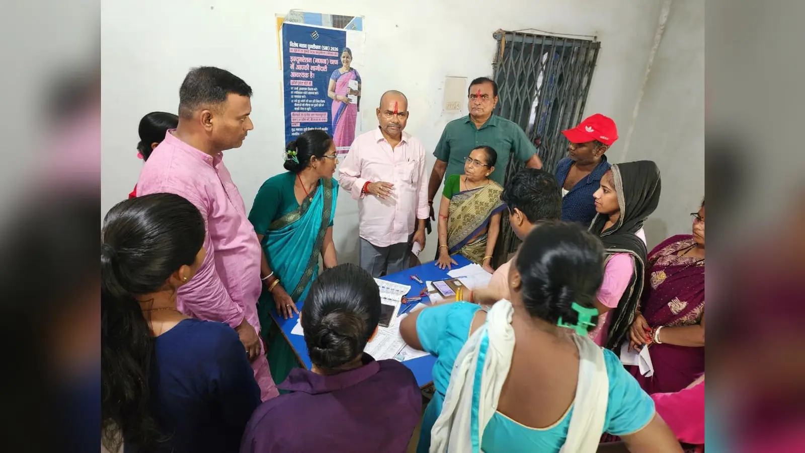विधायक मंगल कालिंदी ने अपने विस क्षेत्र में मतदाता सूची पुनरीक्षण का निरीक्षण किया | Prabhat Khabar Network विधायक मंगल कालिंदी ने अपने विस क्षेत्र में मतदाता सूची पुनरीक्षण का निरीक्षण किया | Prabhat Khabar Network