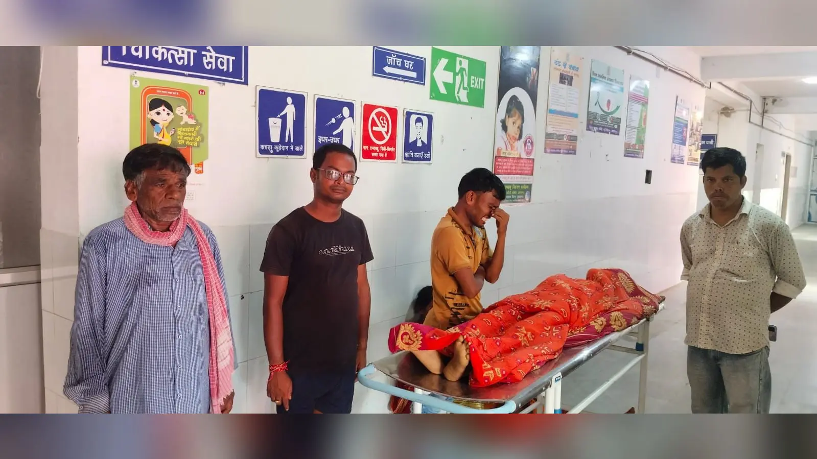 फोटो है मरीज की मौत के बाद अस्पताल में रोते बिलखते परिवार. 108 एंबुलेंस जिसका चक्का फटा. | Prabhat Khabar Network फोटो है मरीज की मौत के बाद अस्पताल में रोते बिलखते परिवार. 108 एंबुलेंस जिसका चक्का फटा. | Prabhat Khabar Network