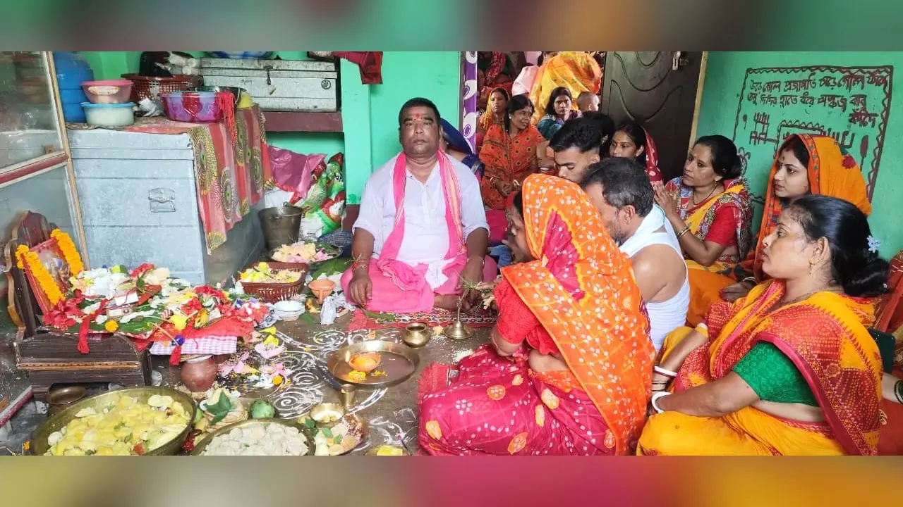 पुजा अर्चना करते श्रद्धालु | Prabhat Khabar Network पुजा अर्चना करते श्रद्धालु | Prabhat Khabar Network