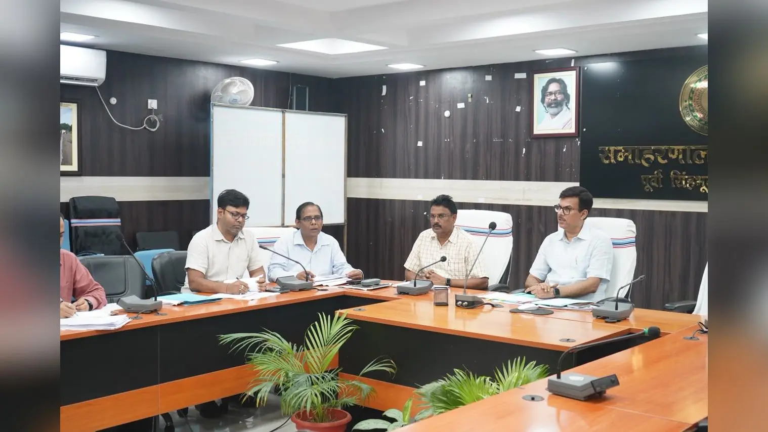यजल एवं स्वच्छता विभाग के अधिकारियों के साथ बैठक करते डीसी राजीव रंजन | Prabhat Khabar Network यजल एवं स्वच्छता विभाग के अधिकारियों के साथ बैठक करते डीसी राजीव रंजन | Prabhat Khabar Network