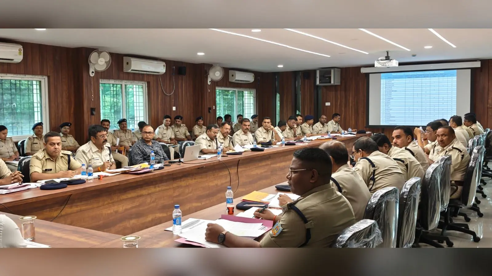 पहली मासिक मिटींग में पुलिस कप्तान की कड़ी चेतावनी: क्षेत्र में अवैध धंधा हुआ तो थानेदार पर होगी कार्रवाई | Prabhat Khabar Network पहली मासिक मिटींग में पुलिस कप्तान की कड़ी चेतावनी: क्षेत्र में अवैध धंधा हुआ तो थानेदार पर होगी कार्रवाई | Prabhat Khabar Network