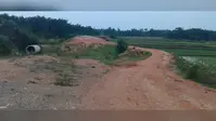 आठ साल बाद भी अधूरी है पाथरा-बांसदा सड़क, संवेदक की मनमानी से ग्रामीण परेशान