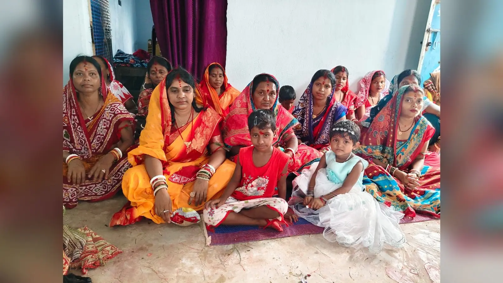 फोटो: पूजा में शामिल श्रद्धालु | Prabhat Khabar Network फोटो: पूजा में शामिल श्रद्धालु | Prabhat Khabar Network