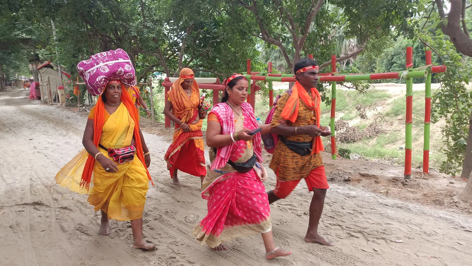 बोल बम की नारा लगाते हुए जाति महिला कमरिया | Prabhat Khabar Network बोल बम की नारा लगाते हुए जाति महिला कमरिया | Prabhat Khabar Network