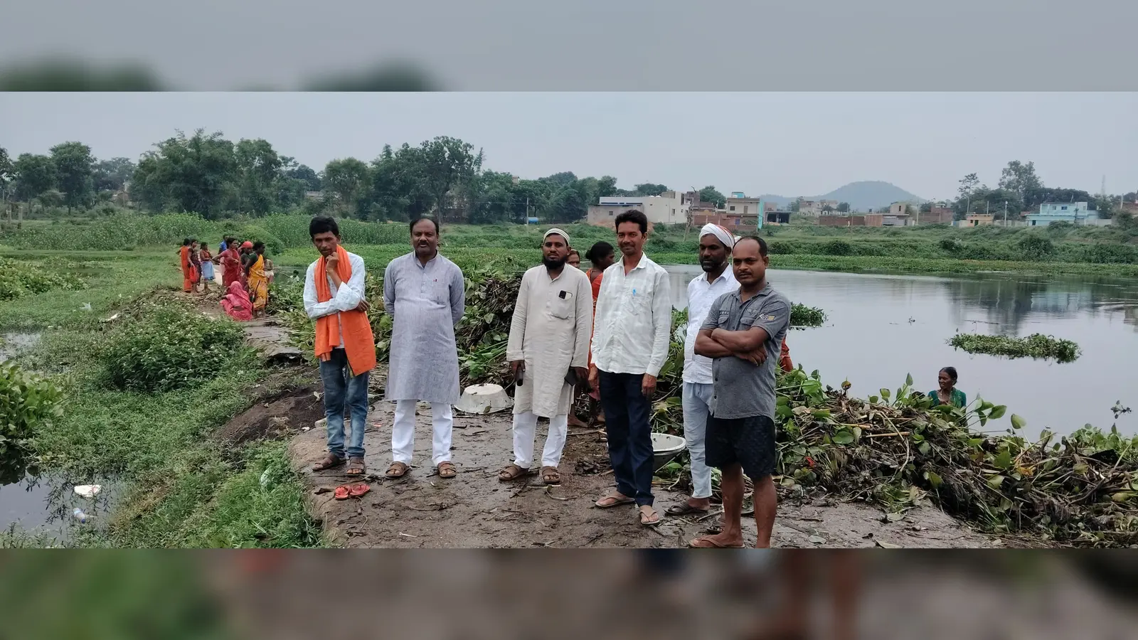 फोटो फाइल : 18गोला, 04- मौके पर मौजूद मुखिया एवं ग्रामीण | Prabhat Khabar Network फोटो फाइल : 18गोला, 04- मौके पर मौजूद मुखिया एवं ग्रामीण | Prabhat Khabar Network