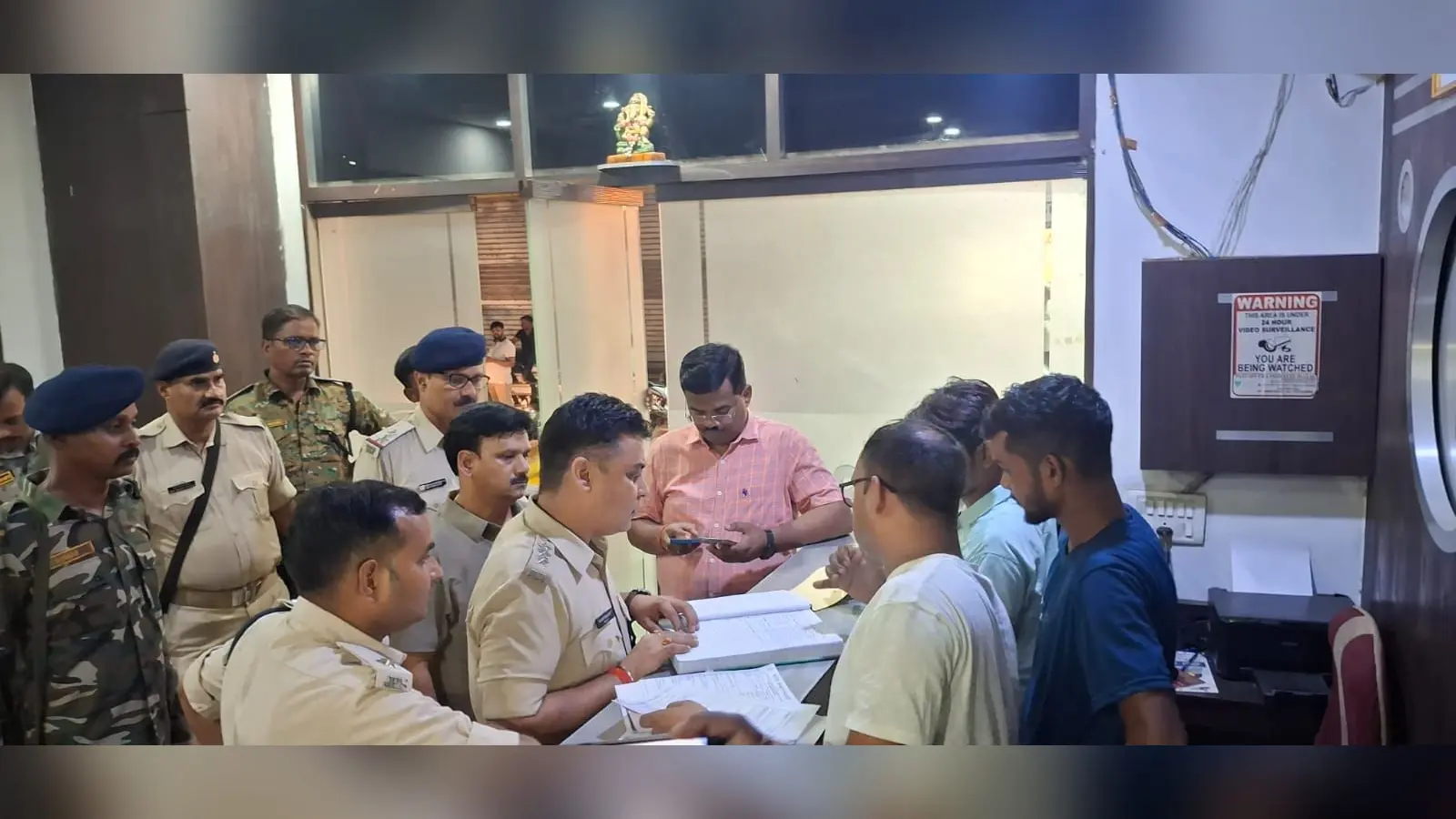 फोटो कैप्शन: JSSC परीक्षा को लेकर होटल और लॉज में जांच करती प्रशासन व पुलिस की टीम. | Prabhat Khabar Network फोटो कैप्शन: JSSC परीक्षा को लेकर होटल और लॉज में जांच करती प्रशासन व पुलिस की टीम. | Prabhat Khabar Network