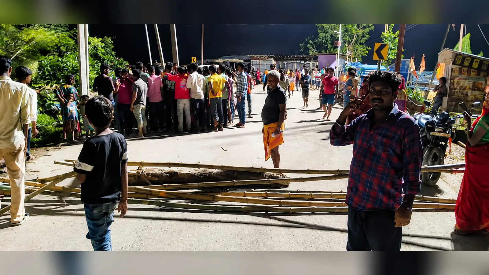 सड़क जाम करते स्थानीय लोग तथा सीएचसी के बाहर जमा लोग | Prabhat Khabar Network सड़क जाम करते स्थानीय लोग तथा सीएचसी के बाहर जमा लोग | Prabhat Khabar Network