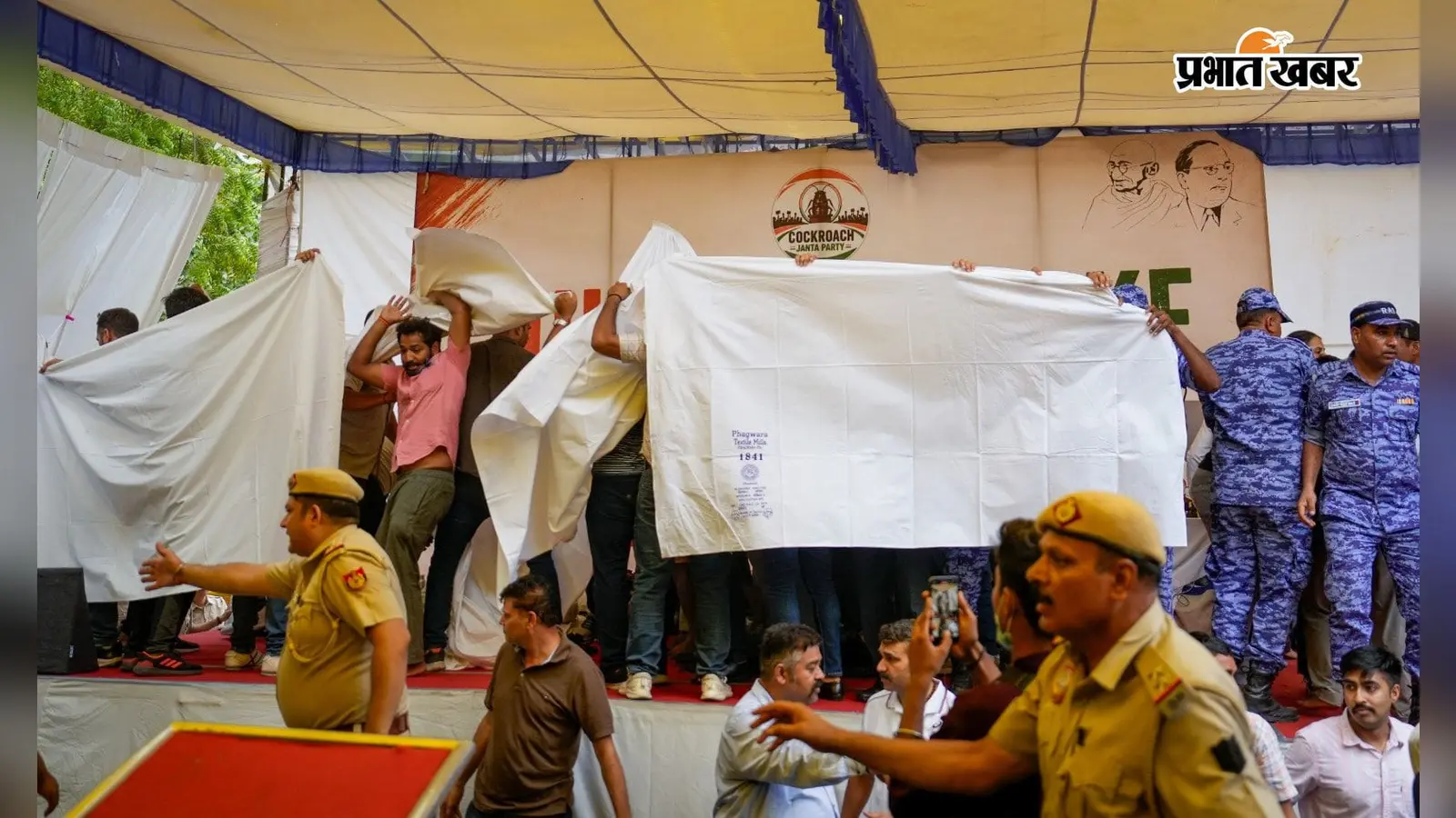 सोनम वांगचुक को जंतर-मंतर से हटाती दिल्ली पुलिस सोनम वांगचुक को जंतर-मंतर से हटाती दिल्ली पुलिस