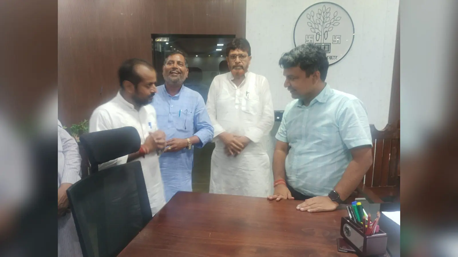 जिलाधिकारी से शिष्टाचार मुलाकात करते जदयू नेता | Prabhat Khabar Network जिलाधिकारी से शिष्टाचार मुलाकात करते जदयू नेता | Prabhat Khabar Network
