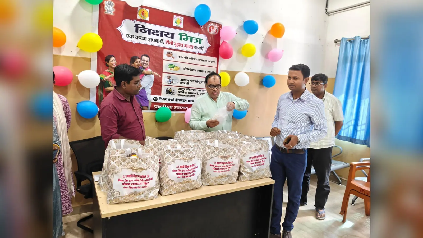 मरीजों के बीच पोषाहार का वितरण करते अधिकारी | Prabhat Khabar Network मरीजों के बीच पोषाहार का वितरण करते अधिकारी | Prabhat Khabar Network