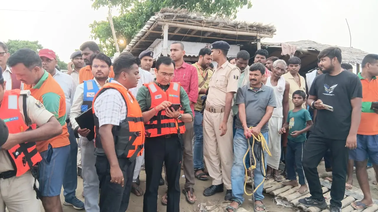 बाढ़ प्रभावित क्षेत्र का निरीक्षण करते डीएम विक्रम विरकर | Prabhat Khabar Network बाढ़ प्रभावित क्षेत्र का निरीक्षण करते डीएम विक्रम विरकर | Prabhat Khabar Network