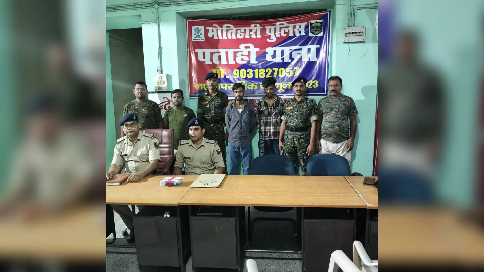 पताही थाना में ब्राउन सुगर से साथ गिरफ्तार युवक के साथ पुलिस पदाधिकारी | Prabhat Khabar Network पताही थाना में ब्राउन सुगर से साथ गिरफ्तार युवक के साथ पुलिस पदाधिकारी | Prabhat Khabar Network
