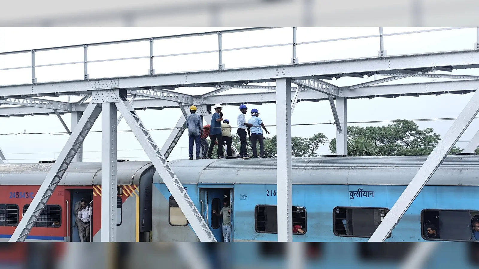 रेलवे ट्रेक पर परेशान यात्री | Prabhat Khabar Network रेलवे ट्रेक पर परेशान यात्री | Prabhat Khabar Network