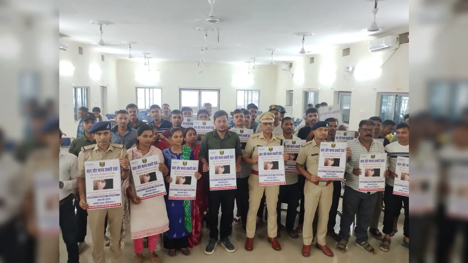 फोटो-1 जागरूकता पोस्टर का विमोचन करते वरीय पुलिस उपाधीक्षक नजीब अनवर व अन्य. | Prabhat Khabar Network फोटो-1 जागरूकता पोस्टर का विमोचन करते वरीय पुलिस उपाधीक्षक नजीब अनवर व अन्य. | Prabhat Khabar Network