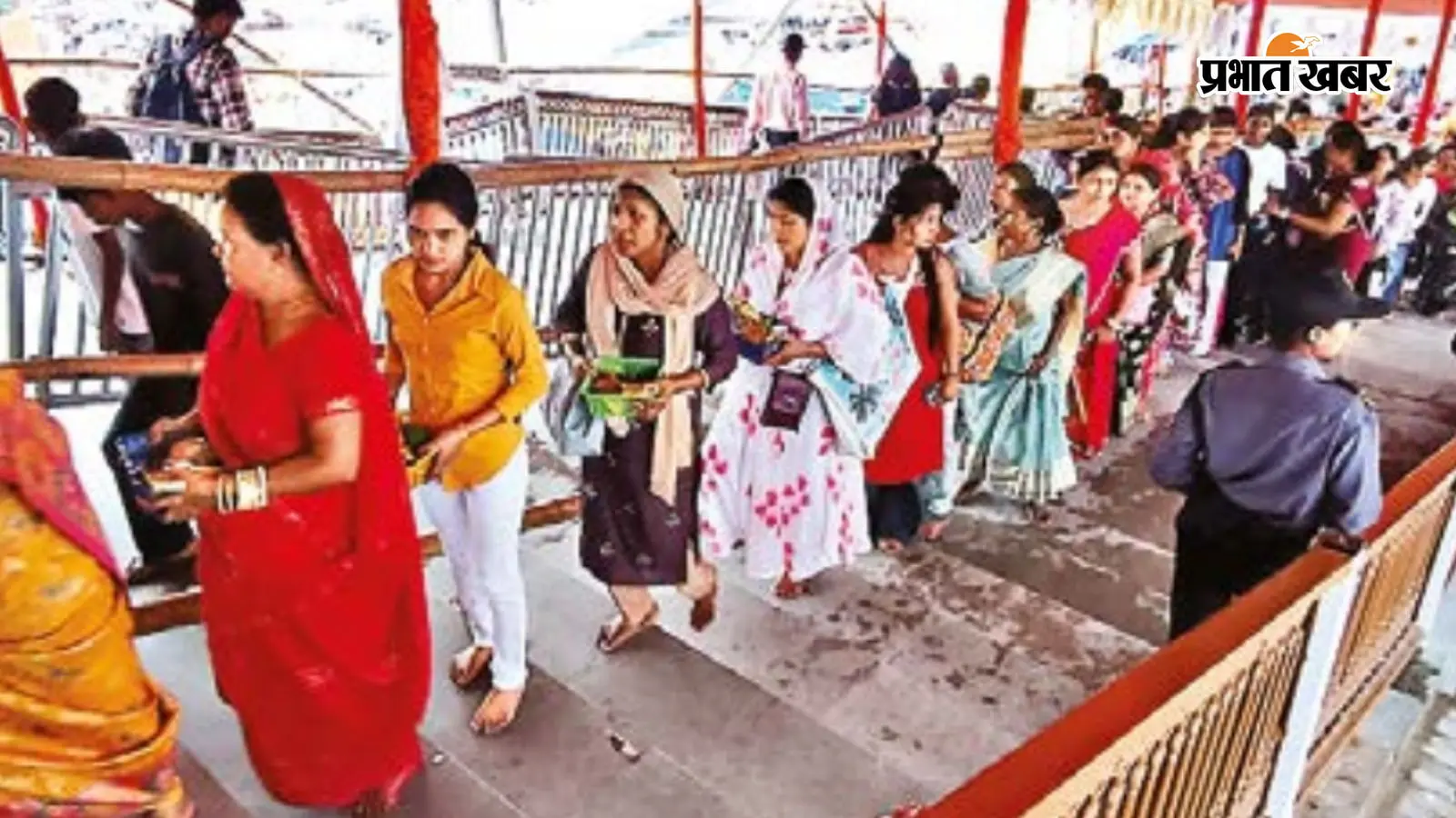 मौसीबाड़ी में पूजा-अर्चना के लिए लगी श्रद्धालुओं की कतार. मौसीबाड़ी में पूजा-अर्चना के लिए लगी श्रद्धालुओं की कतार.