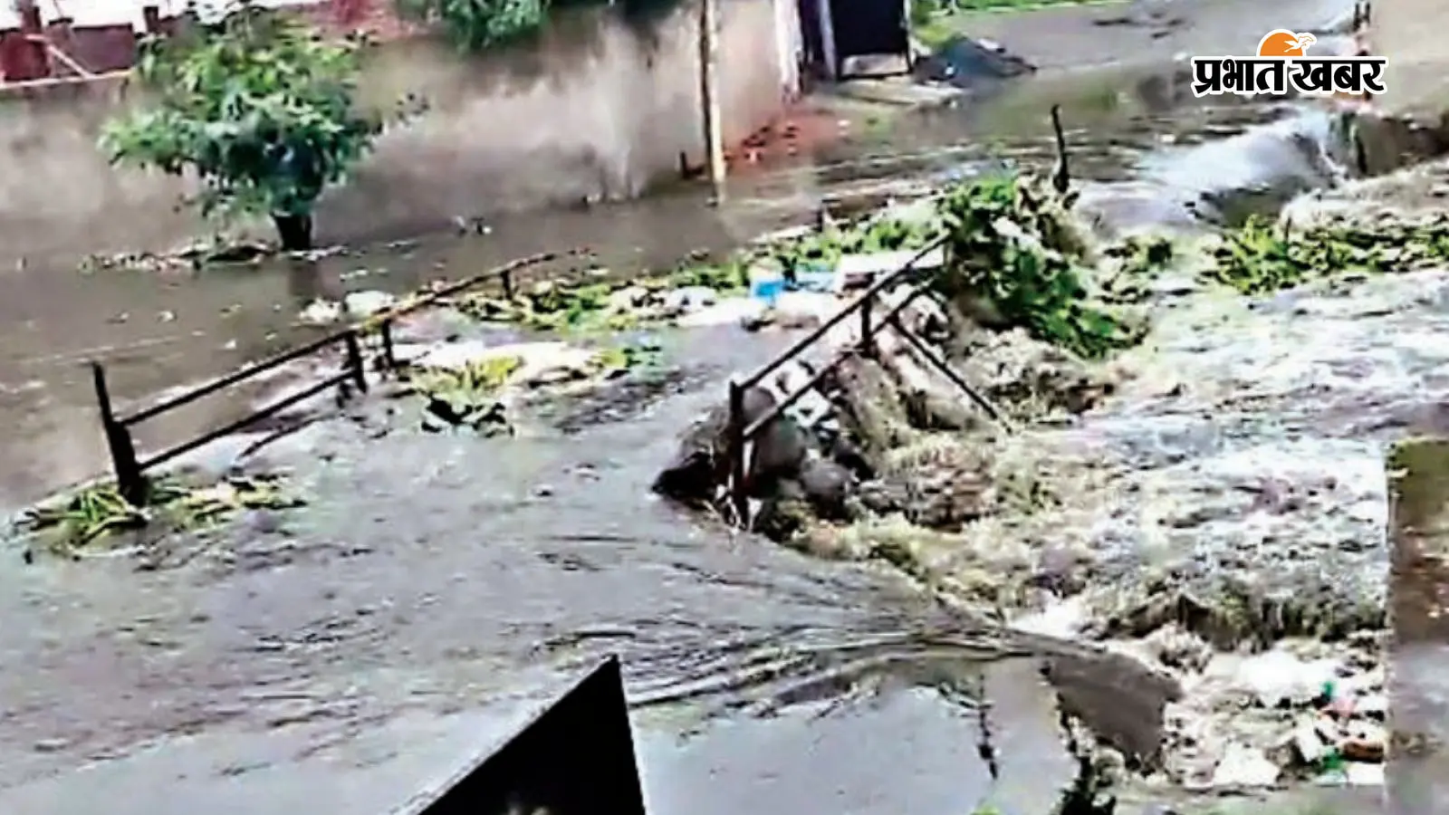 कोकर के खोरहाटोली स्थित पुल बारिश के पानी में पूरी तरह डूब गया. कोकर के खोरहाटोली स्थित पुल बारिश के पानी में पूरी तरह डूब गया.