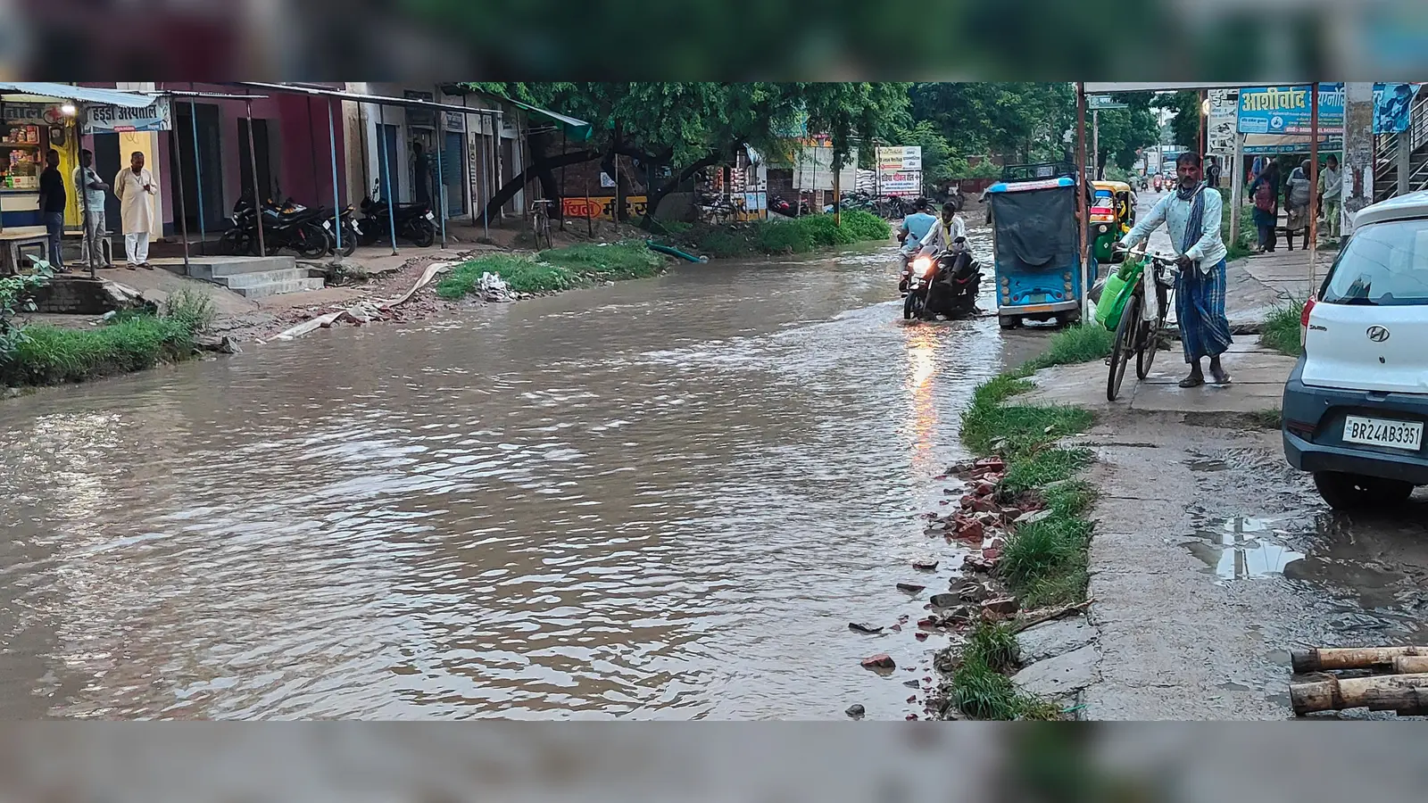 चेनारी मल्हीपुर स्टेट हाईवे पर जलजमाव | Prabhat Khabar Network चेनारी मल्हीपुर स्टेट हाईवे पर जलजमाव | Prabhat Khabar Network