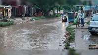 रोहतास में स्टेट हाईवे पर जलजमाव से सड़क बनी ‘तालाब’, अखंड ज्योति आई हॉस्पिटल के सामने रोज पलट रहे ऑटो-ई-रिक्शा, मरीजों की जोखिम में जान