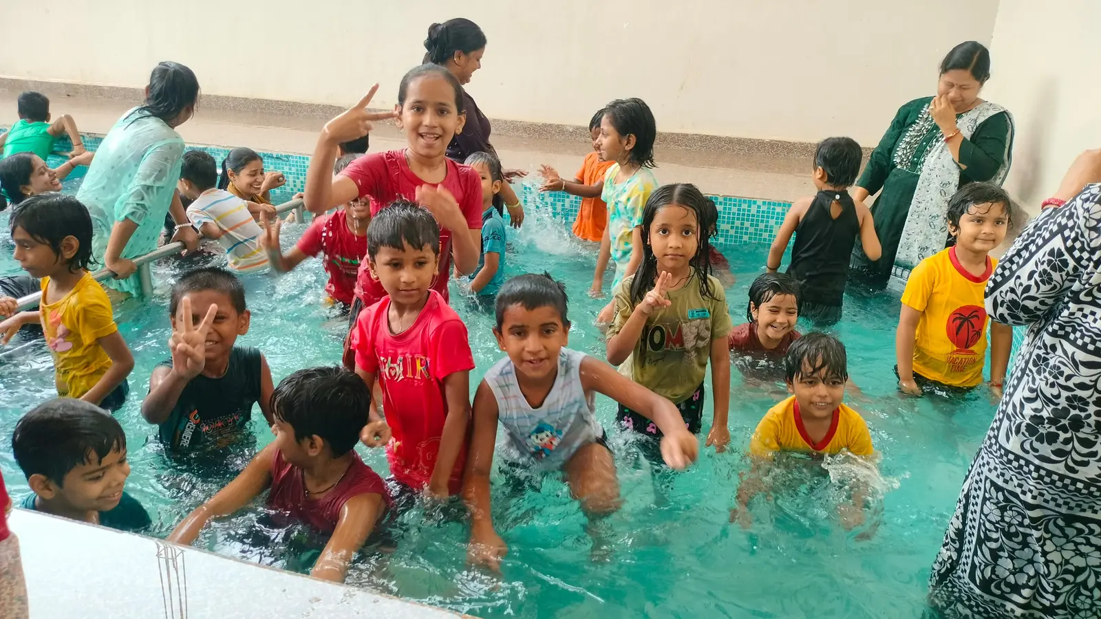 स्विमिंग पूल में आनंद लेते बच्चे | Prabhat Khabar Network स्विमिंग पूल में आनंद लेते बच्चे | Prabhat Khabar Network