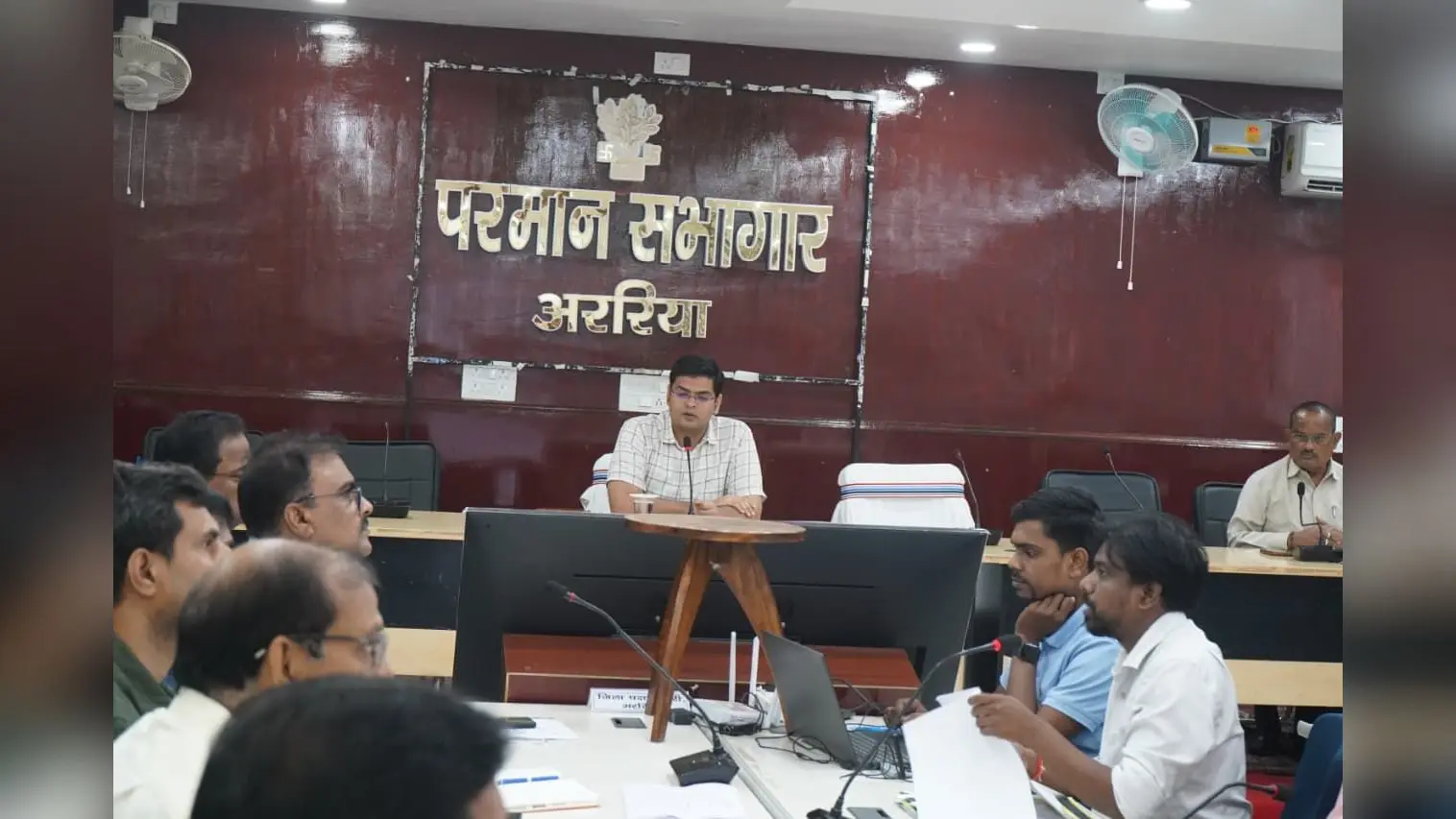अधिकारियों की समीक्षा करते अधिकारी | Prabhat Khabar Network अधिकारियों की समीक्षा करते अधिकारी | Prabhat Khabar Network