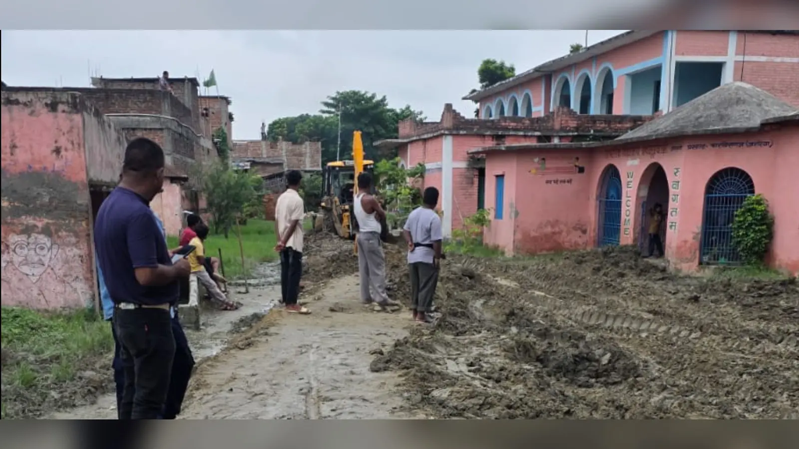 :- फोटो कैप्शन 01:- स्कूल में मिट्टी भराई का होता कार्य. 02- मुख्य पार्षद रानी देवी. | Prabhat Khabar Network :- फोटो कैप्शन 01:- स्कूल में मिट्टी भराई का होता कार्य. 02- मुख्य पार्षद रानी देवी. | Prabhat Khabar Network