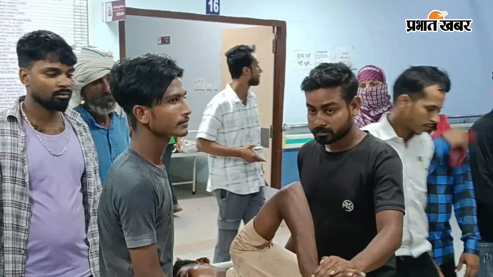 इलाज के लिए सदर अस्पताल में लेकर पहुंचे परिजन इलाज के लिए सदर अस्पताल में लेकर पहुंचे परिजन