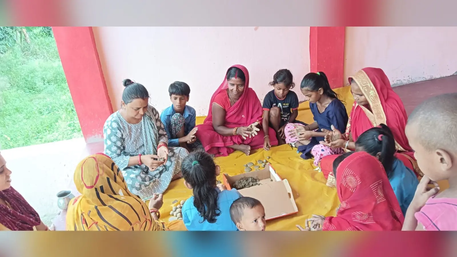 फोटो - शिक्षिका अंजू कुमारी के मार्गदर्शन में माताओं एवं बच्चों के द्वारा मिट्टी से तैयार किये जा रहे फोक टीएलएम. | Prabhat Khabar Network फोटो - शिक्षिका अंजू कुमारी के मार्गदर्शन में माताओं एवं बच्चों के द्वारा मिट्टी से तैयार किये जा रहे फोक टीएलएम. | Prabhat Khabar Network