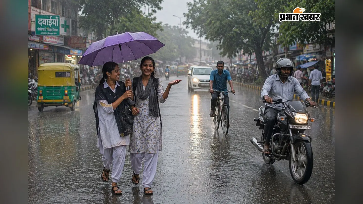 बारिश में सड़क से गुजरतीं छात्राओं की सांकेतिक तस्वीर. बारिश में सड़क से गुजरतीं छात्राओं की सांकेतिक तस्वीर.