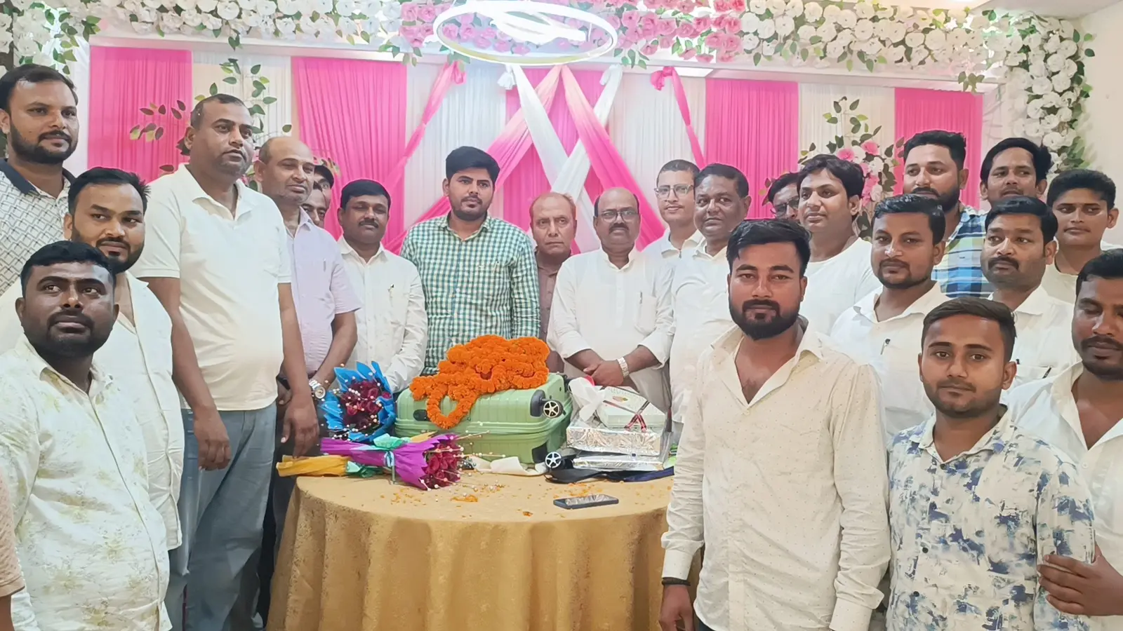 मैरवा के एक निजी होटल में आयोजित विदाई समारोह में सीओ को बुके देकर प्रमुख विदाई देते हुए | Prabhat Khabar Network मैरवा के एक निजी होटल में आयोजित विदाई समारोह में सीओ को बुके देकर प्रमुख विदाई देते हुए | Prabhat Khabar Network