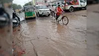 आरा:  बारिश के 10 घंटे बाद भी सड़क बनी तालाब, जलनिकासी व्यवस्था फेल, नगर निगम की कार्यप्रणाली पर उठे सवाल