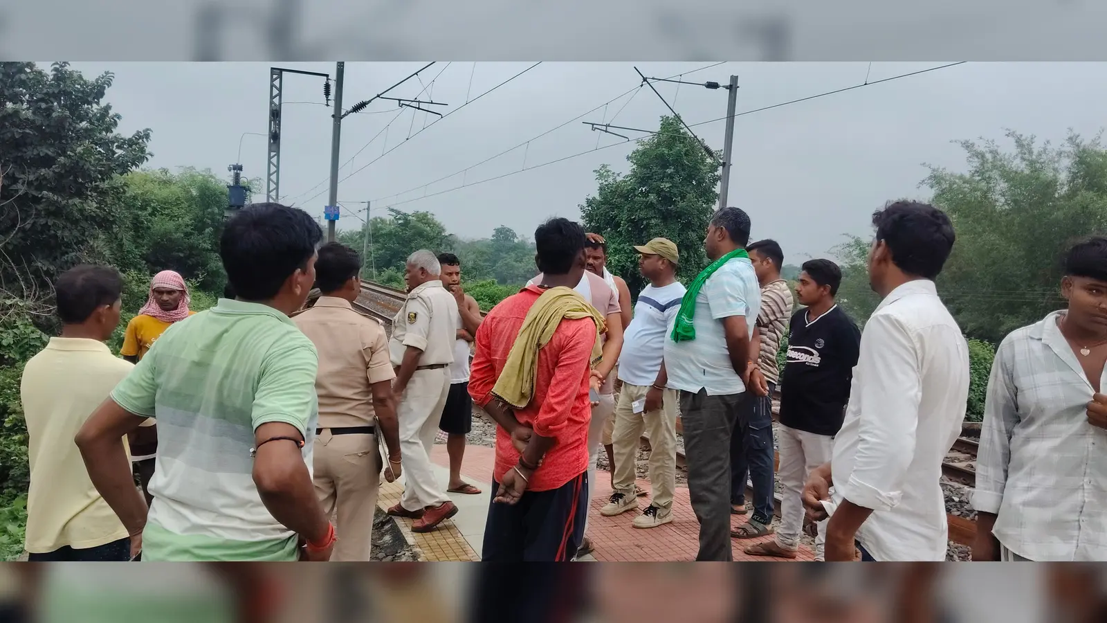 फोटो कैप्शन:-घटनास्थल पर पहुंचे जीआरपी, आरपीएफ व परिजन. | Prabhat Khabar Network फोटो कैप्शन:-घटनास्थल पर पहुंचे जीआरपी, आरपीएफ व परिजन. | Prabhat Khabar Network