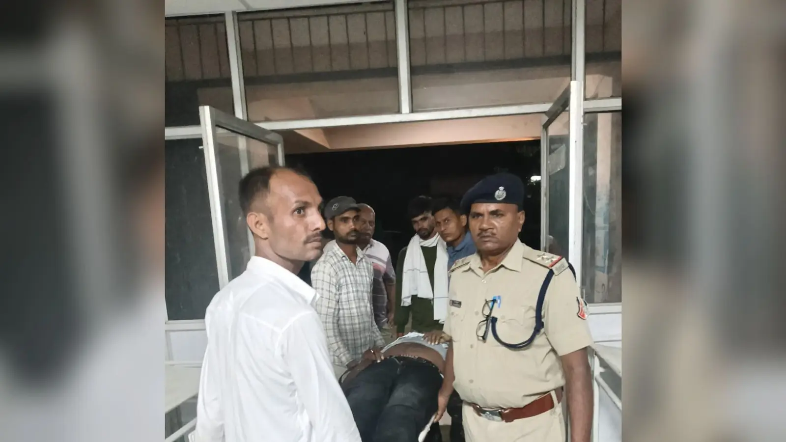 फोटो : कैप्शन : मृतक रंजीत यादव के परिजन व रेलवे पुलिस पदाधिकारी | Prabhat Khabar Network फोटो : कैप्शन : मृतक रंजीत यादव के परिजन व रेलवे पुलिस पदाधिकारी | Prabhat Khabar Network