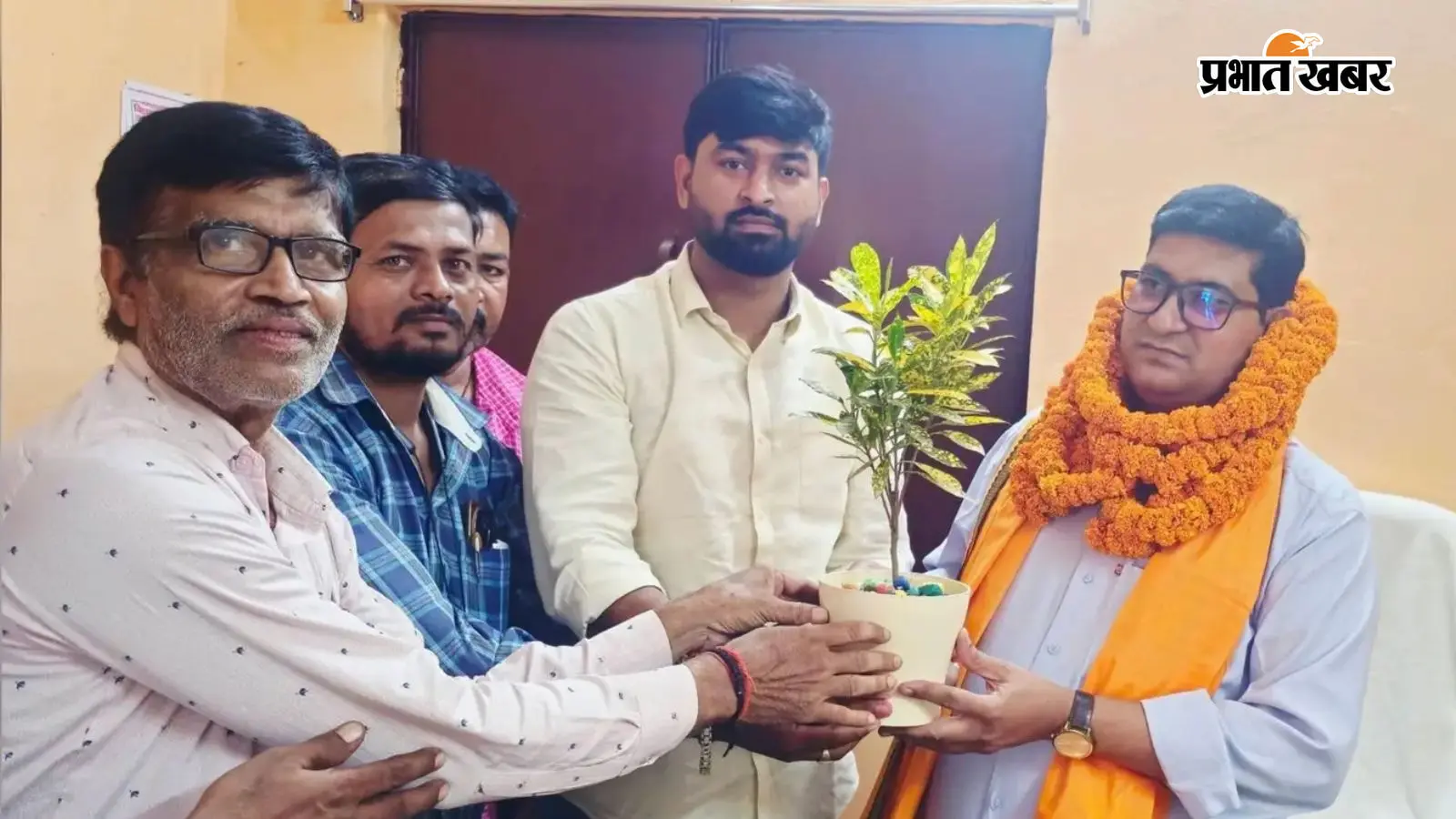 पदभार ग्रहण करने पर बीडीओ मनोज कुमार पंडित का स्वागत करते लोग पदभार ग्रहण करने पर बीडीओ मनोज कुमार पंडित का स्वागत करते लोग