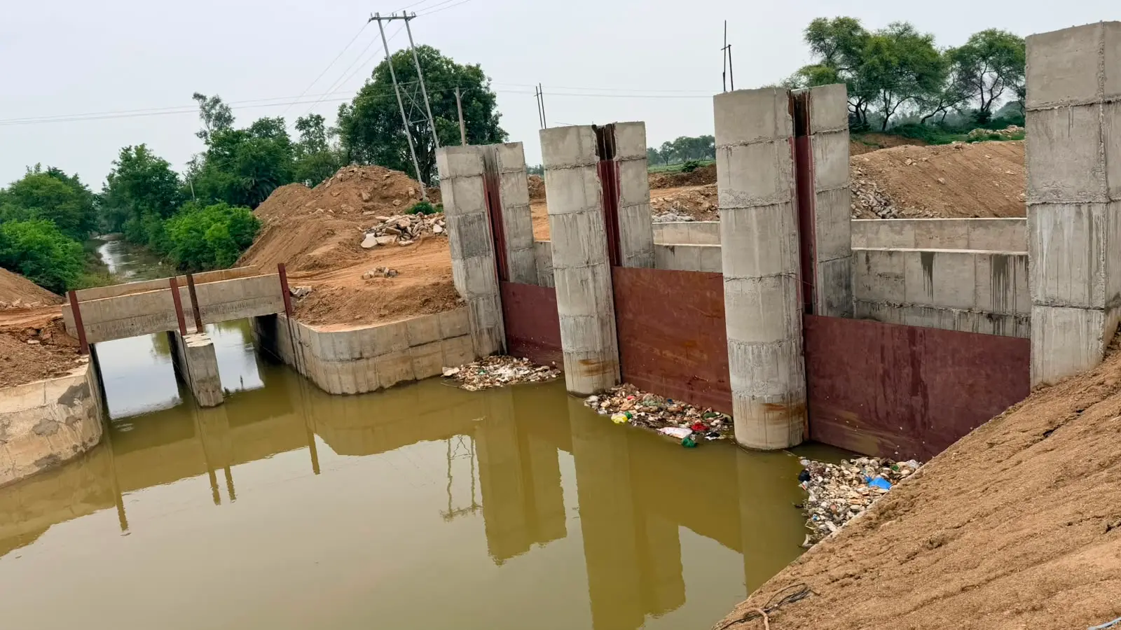 मुख्य नहर के 168.50 आरडी स्थित क्रास रेगुलेटर | Prabhat Khabar Network मुख्य नहर के 168.50 आरडी स्थित क्रास रेगुलेटर | Prabhat Khabar Network