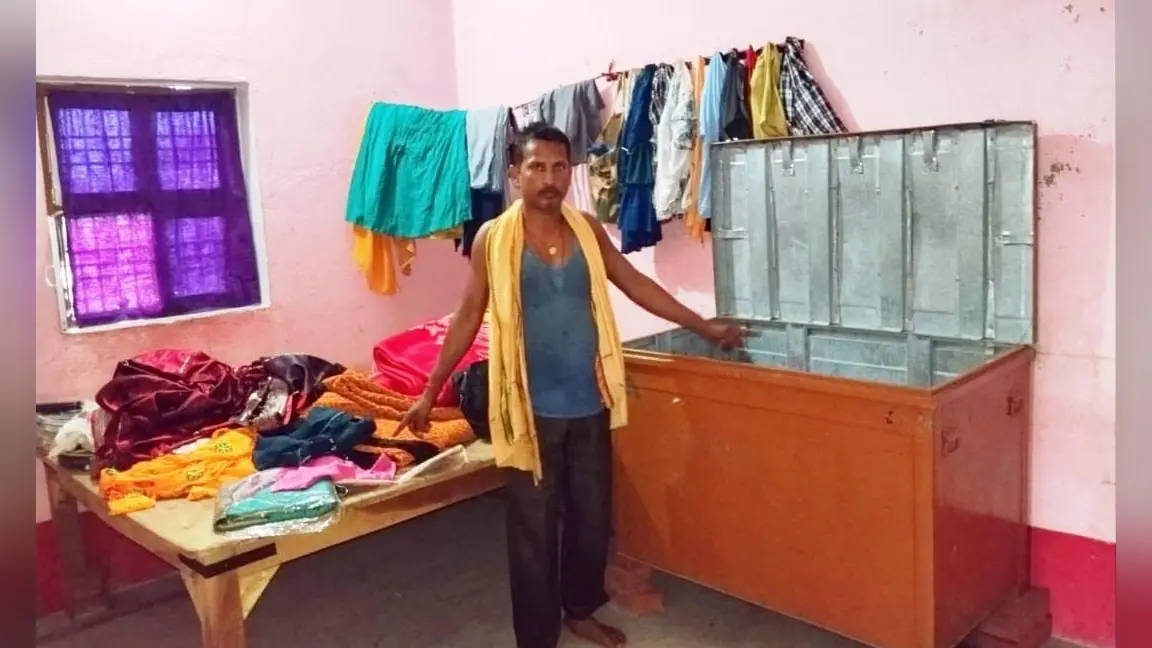 फोटो कैप्शन: चोरी के बाद घर में बिखरे पड़े सामान को दिखाते हैं पीड़ित | Prabhat Khabar Network फोटो कैप्शन: चोरी के बाद घर में बिखरे पड़े सामान को दिखाते हैं पीड़ित | Prabhat Khabar Network