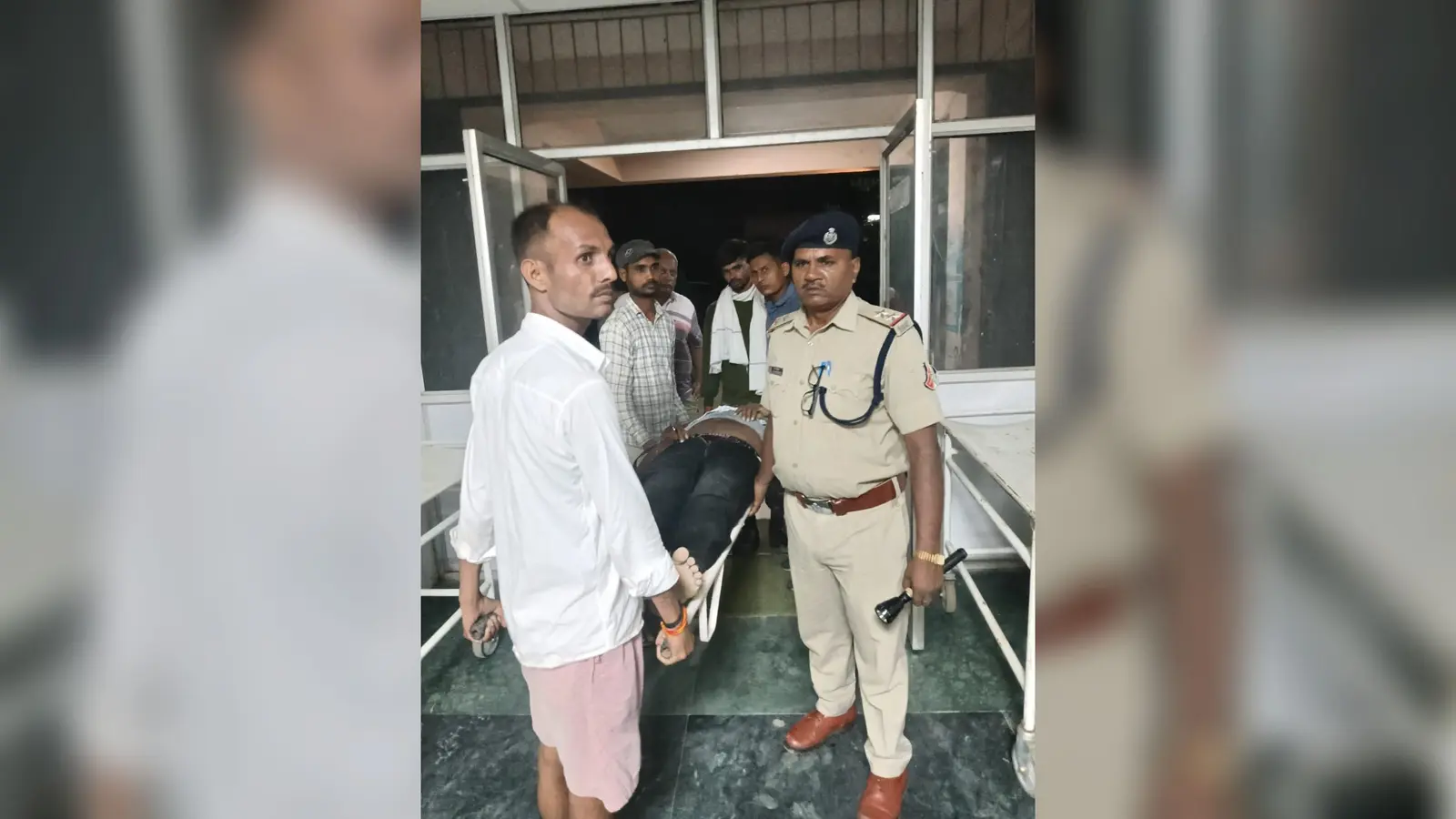 जपला में युवक के शव को अपने कब्जे में लेती पुलिस | Prabhat Khabar Network जपला में युवक के शव को अपने कब्जे में लेती पुलिस | Prabhat Khabar Network