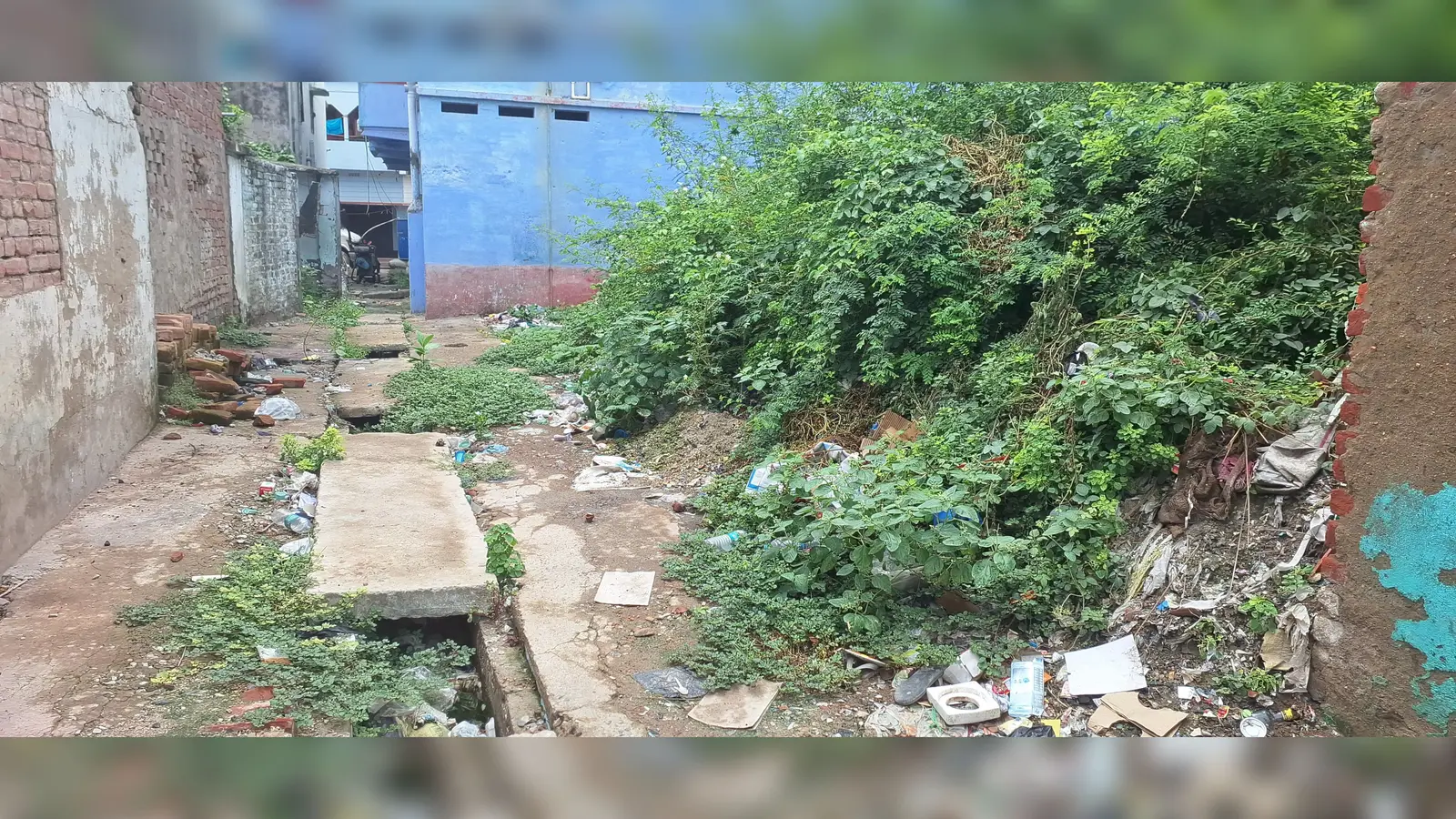 बदत्तर सड़क पर खुला नाला, | Prabhat Khabar Network बदत्तर सड़क पर खुला नाला, | Prabhat Khabar Network