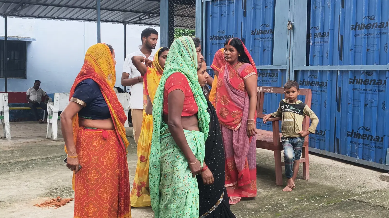 फोटो.पोस्टमार्टम के दौरान सदर अस्पताल परिसर में उपस्थित परिजन | Prabhat Khabar Network फोटो.पोस्टमार्टम के दौरान सदर अस्पताल परिसर में उपस्थित परिजन | Prabhat Khabar Network