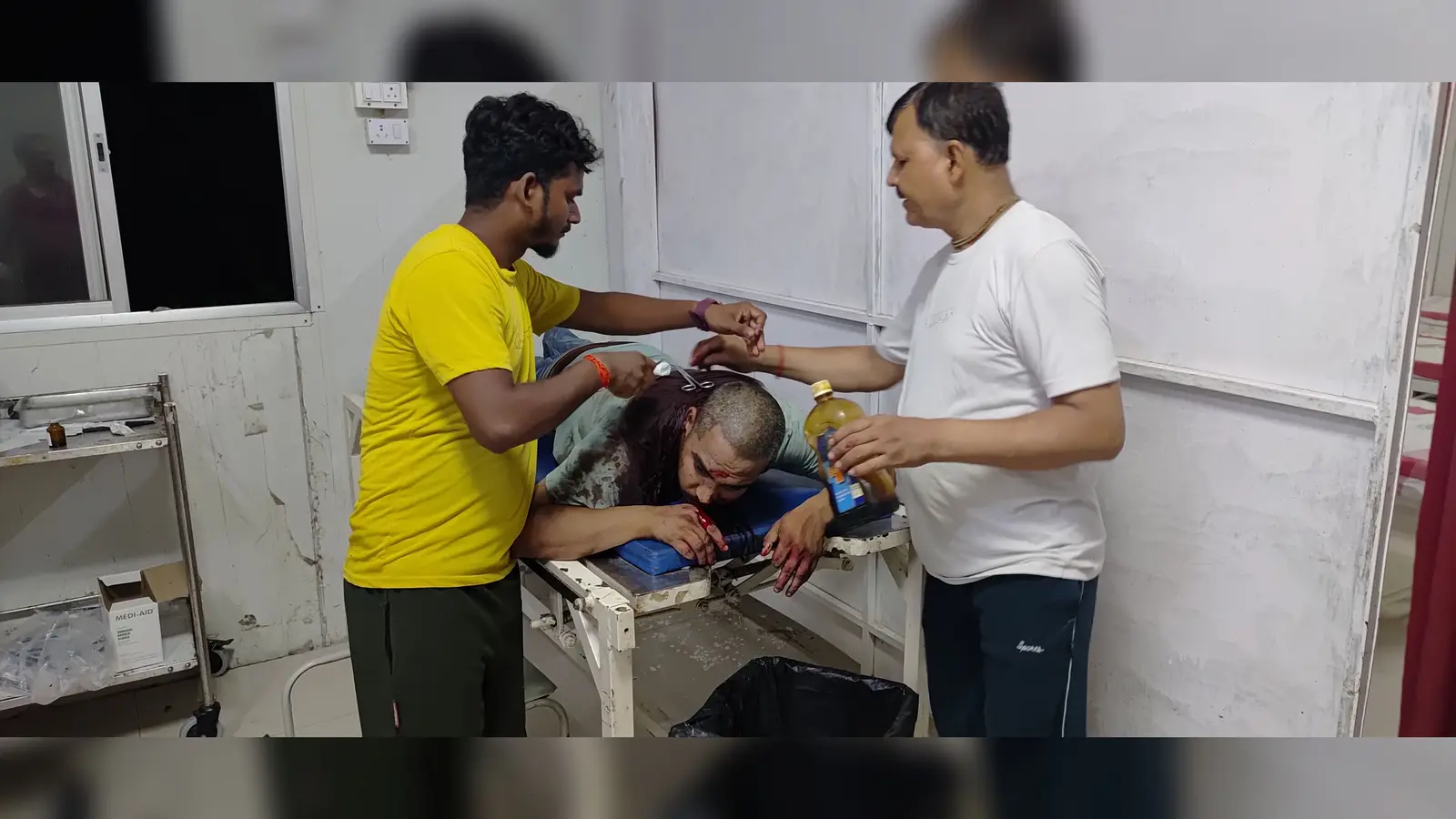 घायल का इलाज करते चिकित्सक | Prabhat Khabar Network घायल का इलाज करते चिकित्सक | Prabhat Khabar Network