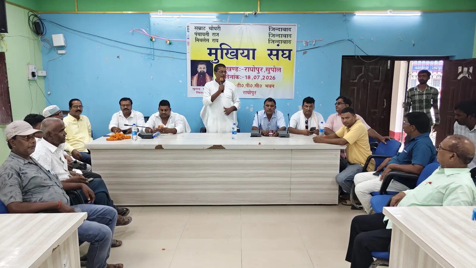 बैठक करते मुखिया | Prabhat Khabar Network बैठक करते मुखिया | Prabhat Khabar Network