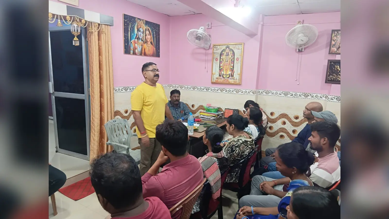 उपस्थित मजदूरों को संबोधित करते रामा पांडे. | Prabhat Khabar Network उपस्थित मजदूरों को संबोधित करते रामा पांडे. | Prabhat Khabar Network