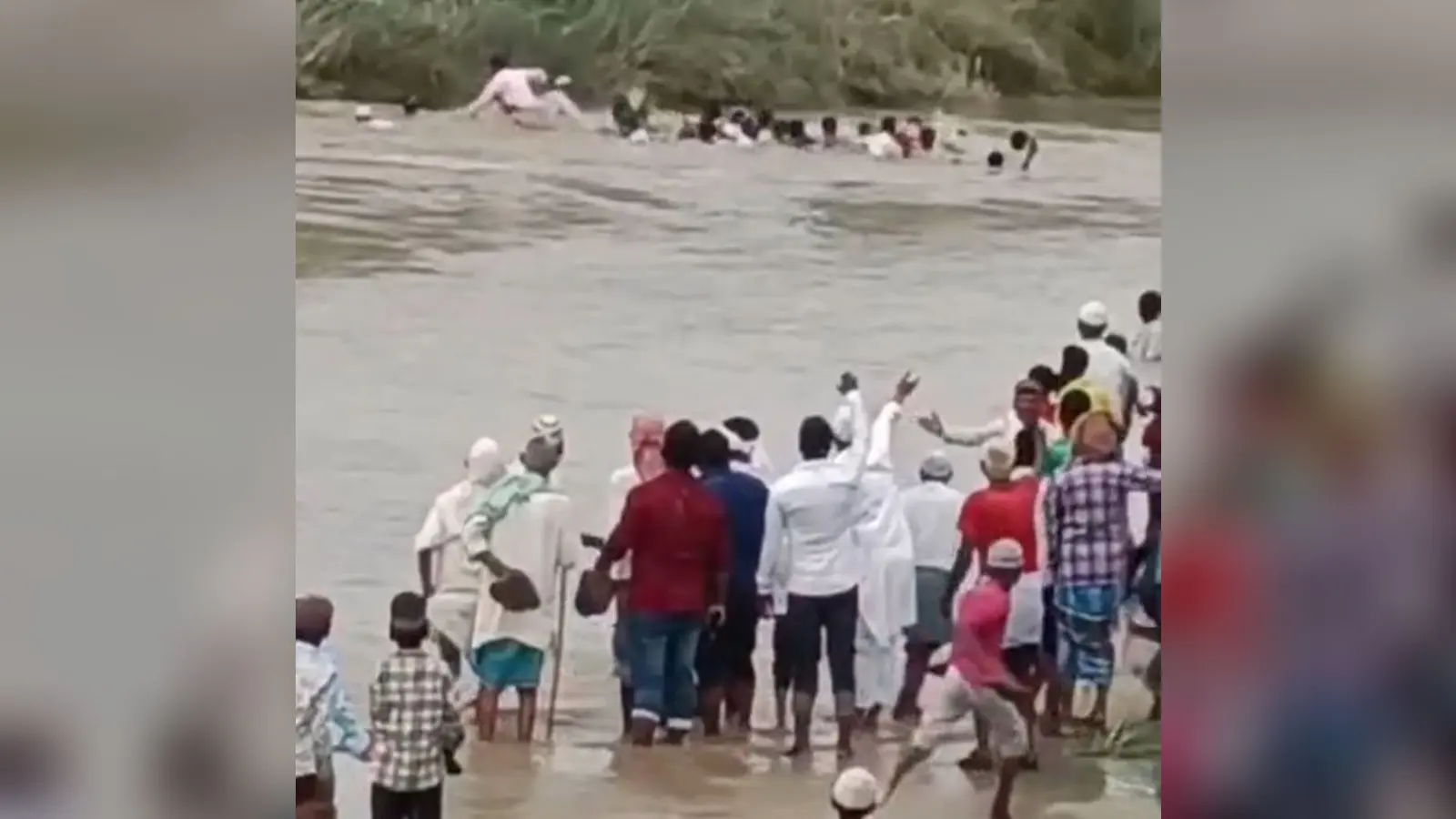 नाव से नदी में गिर रहे लोगों को देखते स्थानीय ग्रामीण | Prabhat Khabar Network नाव से नदी में गिर रहे लोगों को देखते स्थानीय ग्रामीण | Prabhat Khabar Network