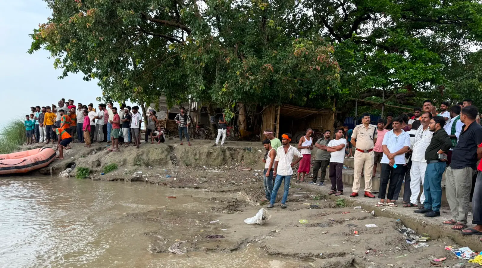 1 पंचमंदिरा घाट पर रेस्क्यू अभियान के दौरान मौजूद सीओ, थानाध्यक्ष व अन्य 2 सरयू नदी में डूबे अधेड़ का रेस्क्यू अभियान करती एसडीआरएफ | Prabhat Khabar Network 1 पंचमंदिरा घाट पर रेस्क्यू अभियान के दौरान मौजूद सीओ, थानाध्यक्ष व अन्य 2 सरयू नदी में डूबे अधेड़ का रेस्क्यू अभियान करती एसडीआरएफ | Prabhat Khabar Network